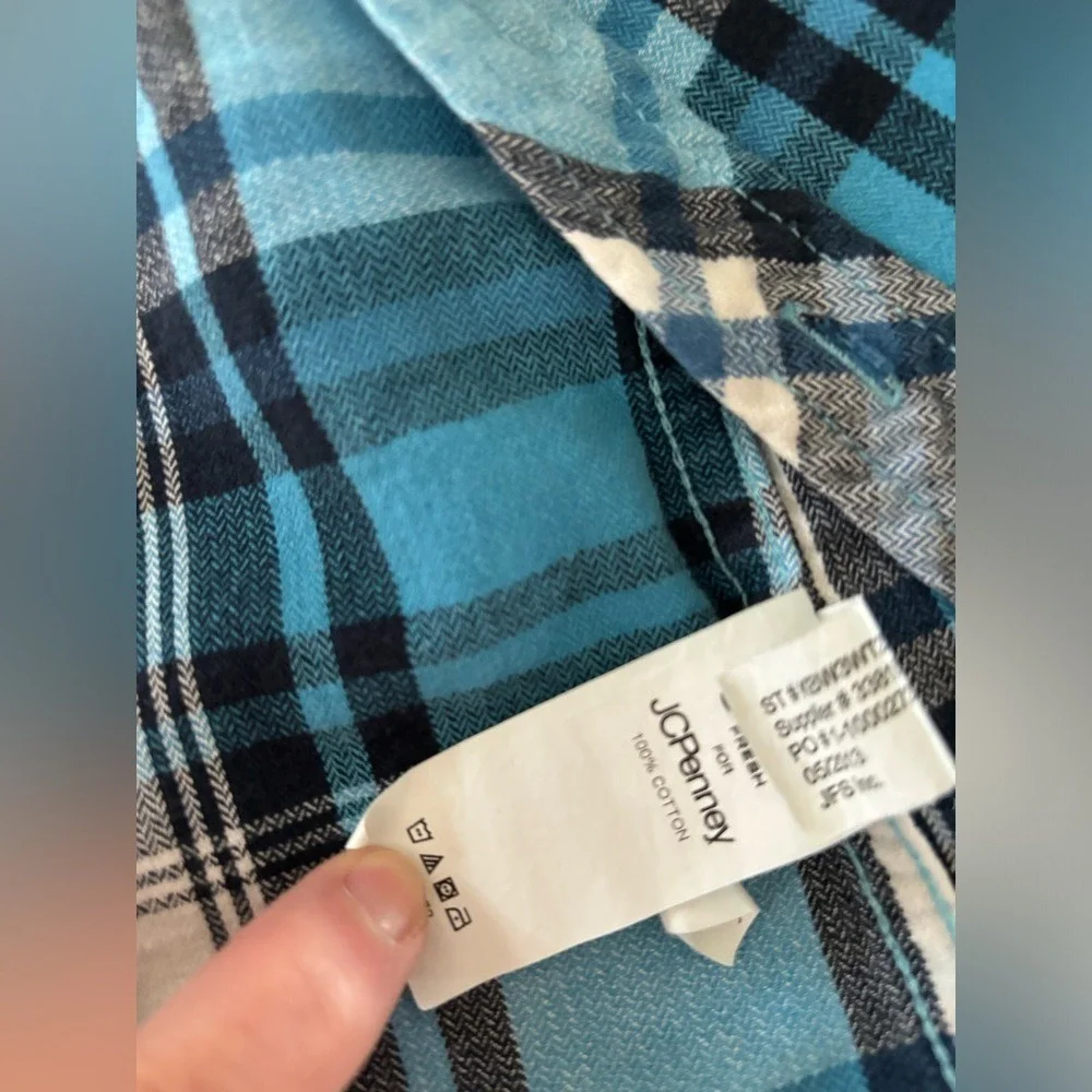 Joe fresh. Size small. Long sleeve button up flannel like material shirt.‎  0906